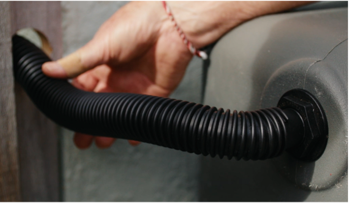Connecting the flexible hose